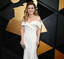 「クソみたいなマネージャーに『豊胸手術を受けろ』って言われた」43歳歌手が暴露