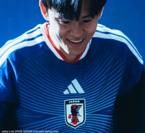 アディダス、“水平線”モチーフの「サッカー日本代表2026ホームユニフォーム」発表