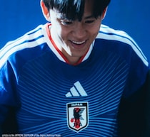 アディダス、“水平線”モチーフの「サッカー日本代表2026ホームユニフォーム」発表