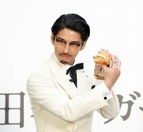 「ケンタの鶏竜田バーガー」賀来賢人が絶賛「並じゃない！ 8年の重みがあります」