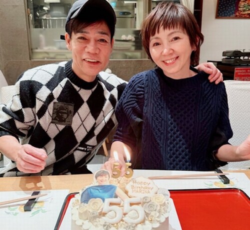 渡辺満里奈「誕生日でした」夫・名倉潤と肩寄せ合う笑顔の“夫婦ショット”