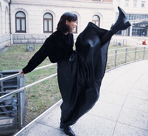 のん「どういうつもりの写真かは謎です」“豪快キックショット”に反響