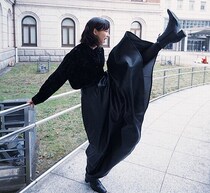 のん「どういうつもりの写真かは謎です」“豪快キックショット”に反響