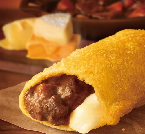 マック「ビーフシチューパイ」がパワーアップ、5年目の今年は“3種のチーズ”入り