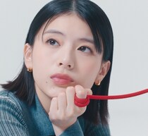 出口夏希、指に結ばれた“赤い糸”に導かれ…アットホームの新CM