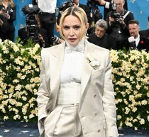 マドンナ、「世界エイズデー」黙殺するトランプ大統領と政権に怒り露わ