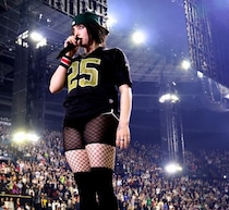 ビリー・アイリッシュ、夜のお出かけ前は服選びが大変「1000着試して…」