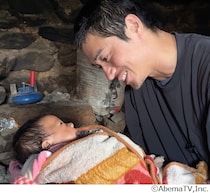 「うちの子も今5か月」赤ちゃんあやす東出昌大に「父の顔だ」「でっくん優しい顔」の声