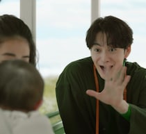 “赤ちゃんに優しく寄り添う”岡田将生、CM撮影では進んであやすシーンも