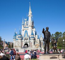 米ディズニーワールドに“スキューバ強盗”現れる、現金奪い水中に潜って逃走