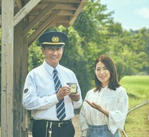 中井貴一が“駅長”に、「ミキプルーン」CMで瀧本美織と8回目の共演