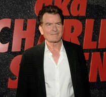 チャーリー・シーン、当時の婚約者が負傷した“自宅での銃創事件”詳細を初告白