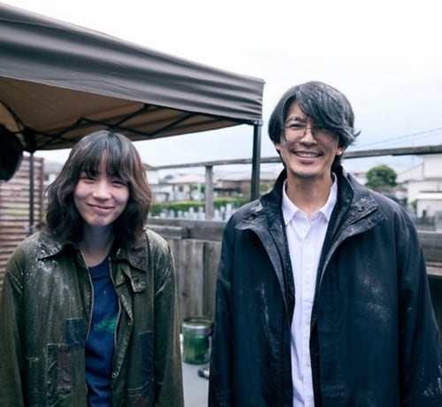 のん、藤木直人と“粉まみれ”に…自然な笑顔を見せる2ショットに反響