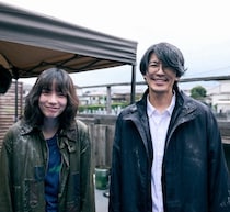 のん、藤木直人と“粉まみれ”に…自然な笑顔を見せる2ショットに反響