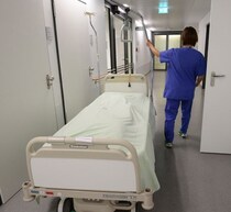 膝や鼻の手術から目が覚めたらスペイン語ペラペラに…“外国語症候群（FLS）”とは