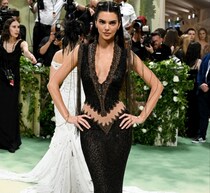 “顔全部作り替えた”根強い憶測をケンダル・ジェンナー否定「整形手術は一度もない」