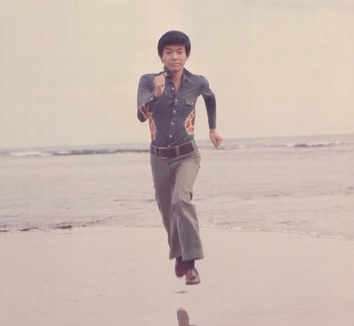 美川憲一、若き日の“全力ダッシュ”姿に「美川も若い時は、全力だったわ〜」