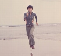 美川憲一、若き日の“全力ダッシュ”姿に「美川も若い時は、全力だったわ〜」