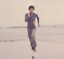 美川憲一、若き日の“全力ダッシュ”姿に「美川も若い時は、全力だったわ〜」