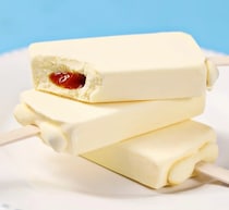 パステルの看板商品「なめらかプリン」がアイスバーに、赤城乳業とコラボ