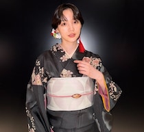 のん、艶やかな“黒の着物”姿に称賛の嵐「理想的美しさ」「大人っぽい」