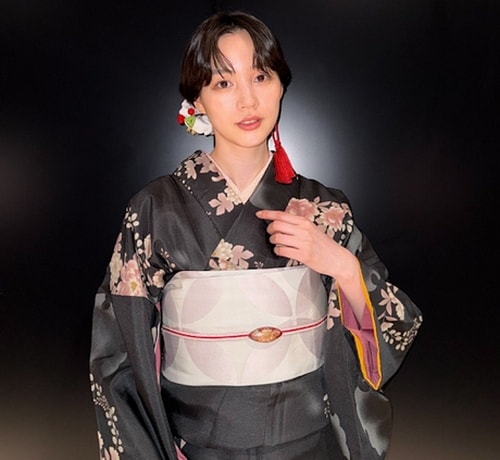 のん、艶やかな“黒の着物”姿に称賛の嵐「理想的美しさ」「大人っぽい」