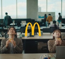 “4年目タッグ”岡田准一＆山田杏奈のマック新CM、マックグリドルが12年ぶり登場