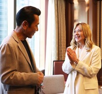 メローニ首相「先生のアートはすばらしいです」、「北斗の拳」原哲夫氏と面会