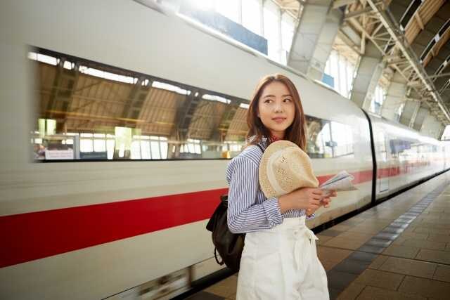 海外旅行している女性