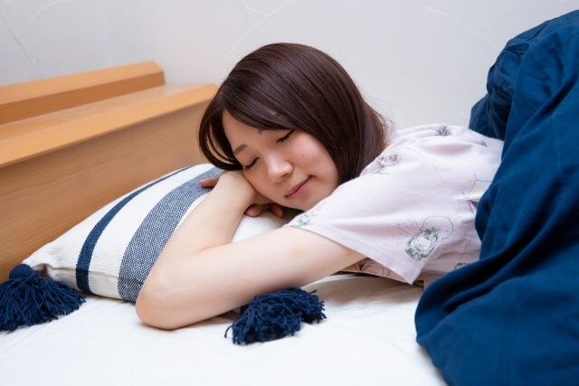 眠る女性