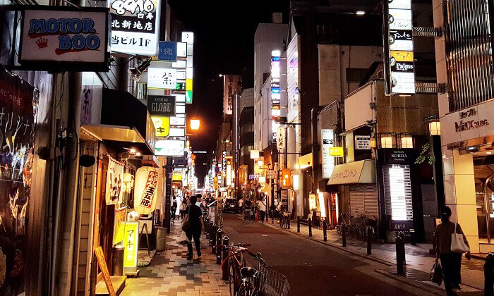 梅田　商店街の夜の街並み