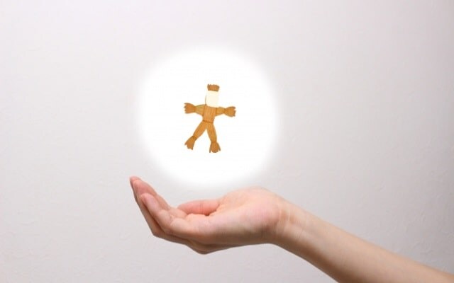 手のひらの上の藁人形