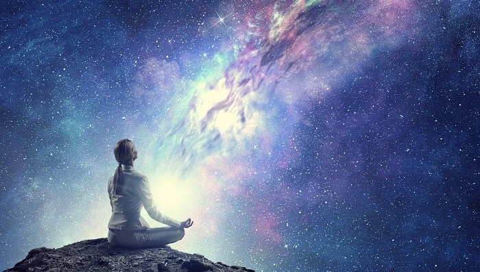 女性が瞑想しているスピリチュアルな写真