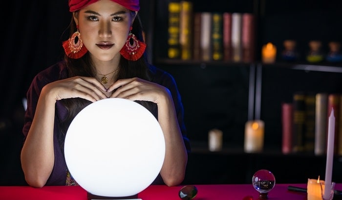 霊視をする占い師