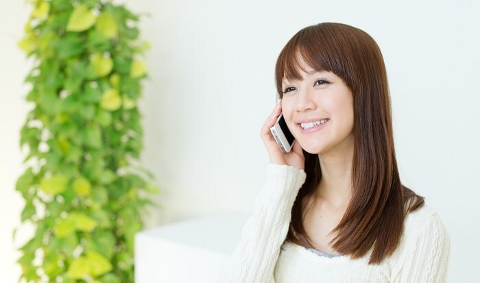 電話する女性