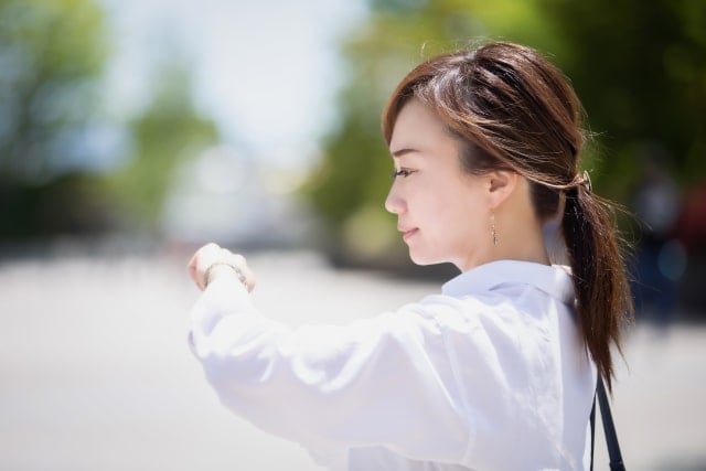 時計を見る女性
