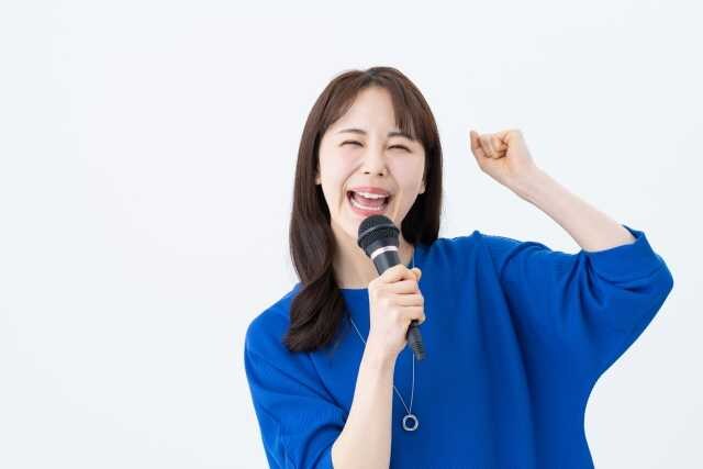 歌う女性
