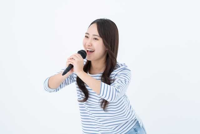 カラオケで歌う女性