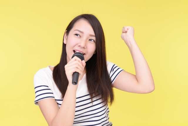 カラオケで歌う女性