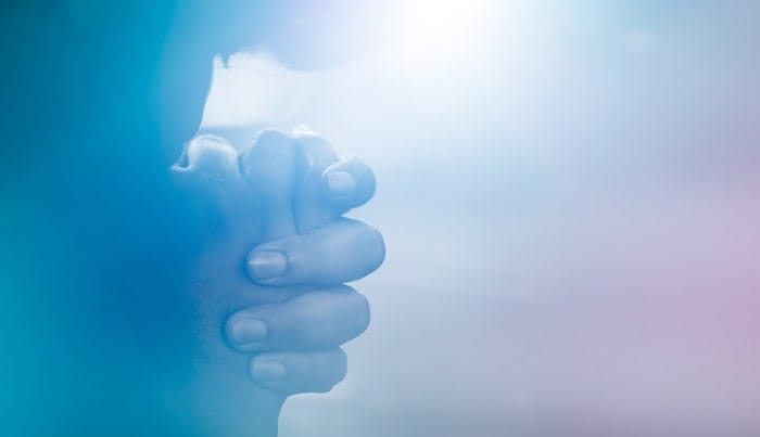 念を送っているような雰囲気の画像