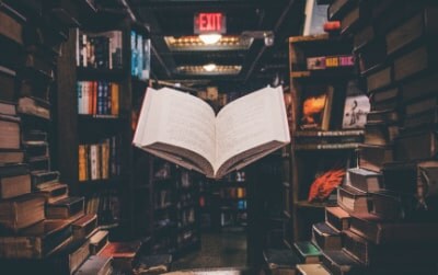 宙に浮いている本