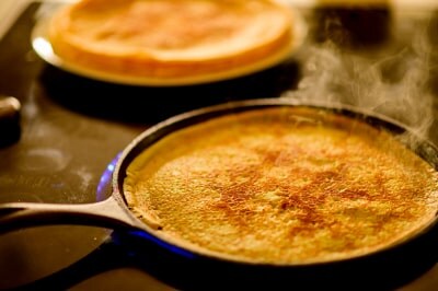 フライパンでクレープを焼く