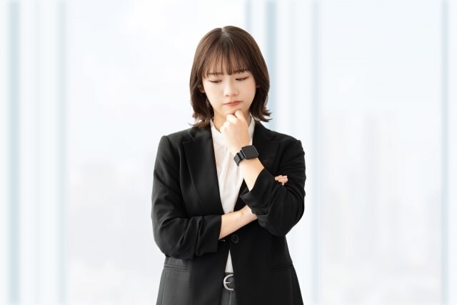 悩んでいるビジネスウーマン