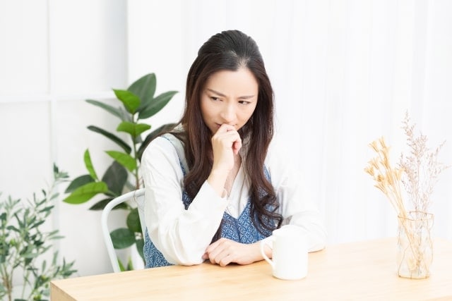 恨みをもつ女性のイメージ画像