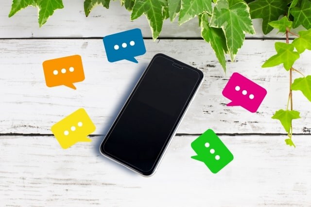 スマホとコメントがたくさんついているようなイメージを抱く画像