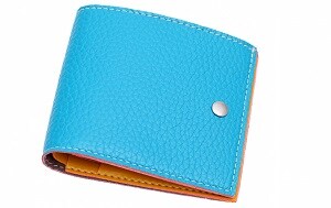 水色の折りたたみ財布