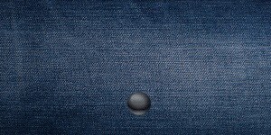 青いデニム素材の財布