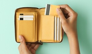 財布にカードを入れる