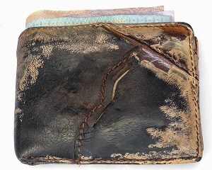 ボロボロに傷んだ黒の折りたたみ財布