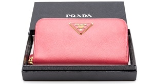 プラダの赤い折りたたみ財布